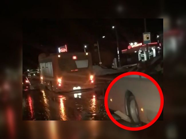 В Перми автобус провалился в дорожную яму