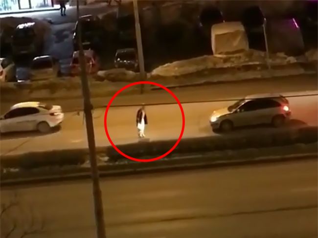 Около ТРК «Семья» полуголая женщина кидалась на машины
