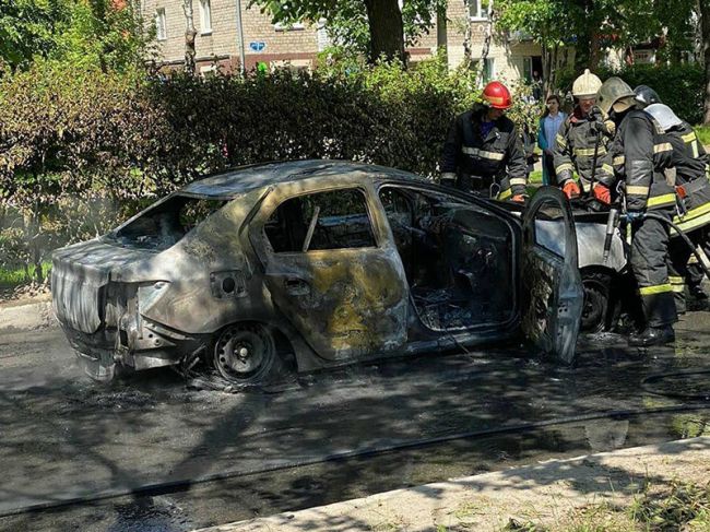 Автомобиль такси взорвался и сгорел на дороге в Перми