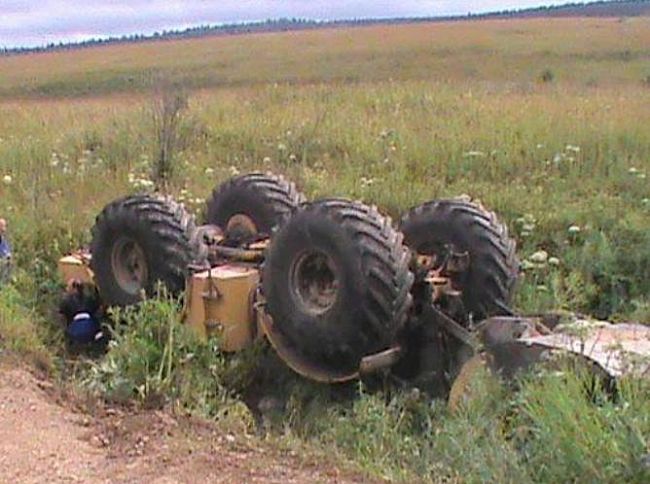 В Прикамье пенсионер перевернулся на тракторе и погиб