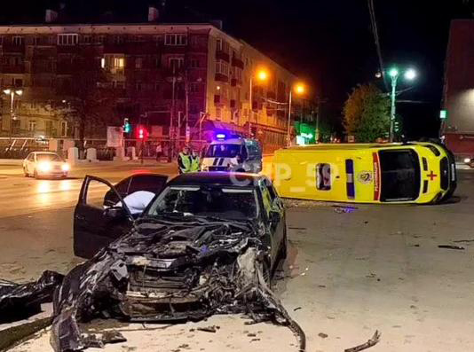 В центре Перми в жесткой аварии перевернулась машина реанимации