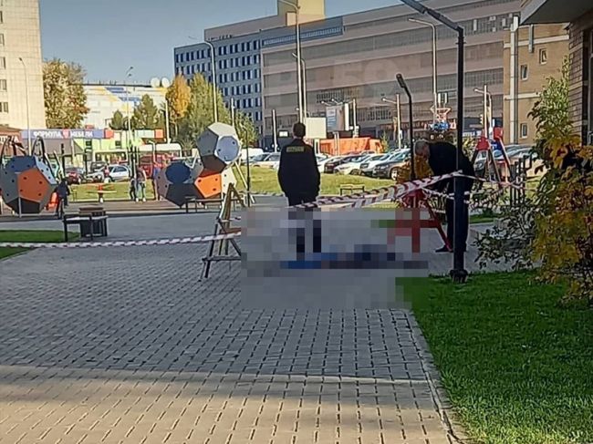 С 19 этажа «Галактики» в Перми выпал молодой человек