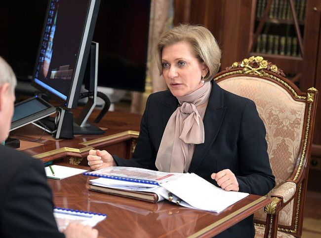 Глава Роспотребнадзора назвала место, где чаще заражаются коронавирусом
