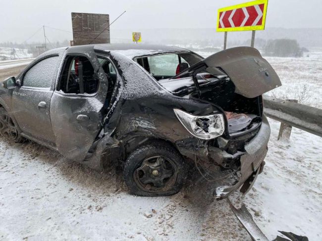 В жесткой аварии в Прикамье пострадала 30-летняя женщина