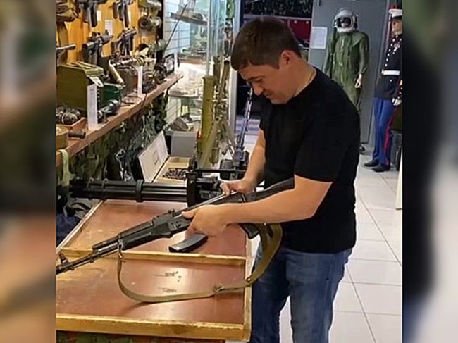 Дмитрий Махонин разобрал автомат Калашникова