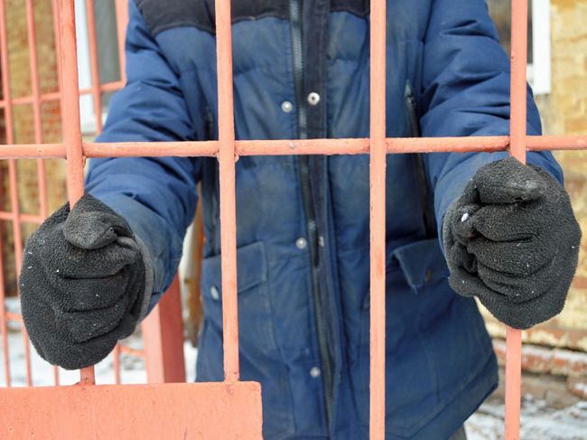 В Закамске маньяк напал на девушку на остановке