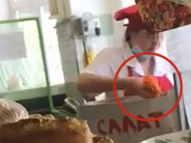 В Перми объяснили, почему повар в школе раскладывала салат руками