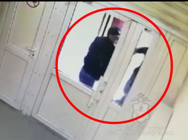 В Перми у пьяного мужчины в подъезде отобрали золотую цепь за 80 тысяч рублей