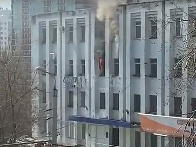У Центрального рынка загорелось офисное здание
