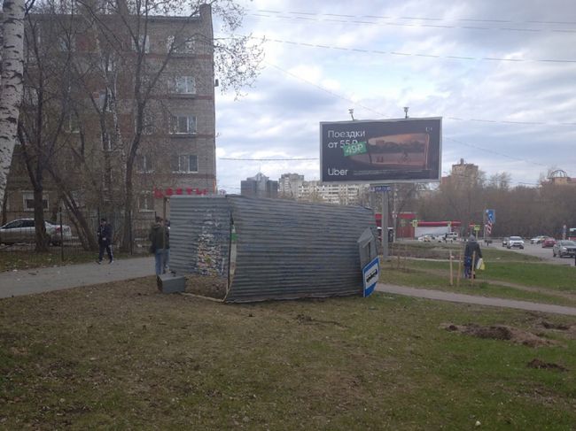 В Перми из-за ветра остановка обрушилась на женщину