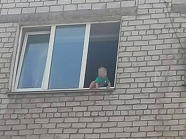 В Перми малышка чуть не выпала из открытого окна