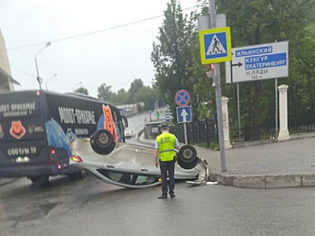 Водитель убежал. В Перми автомобиль перевернулся на крышу