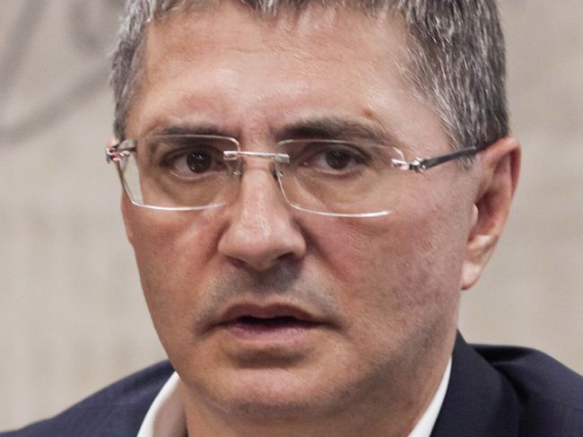 Доктор Мясников рассказал, кому опасно летать на самолете