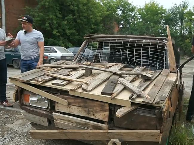 В Перми оштрафовали блогера за езду на деревянном автомобиле