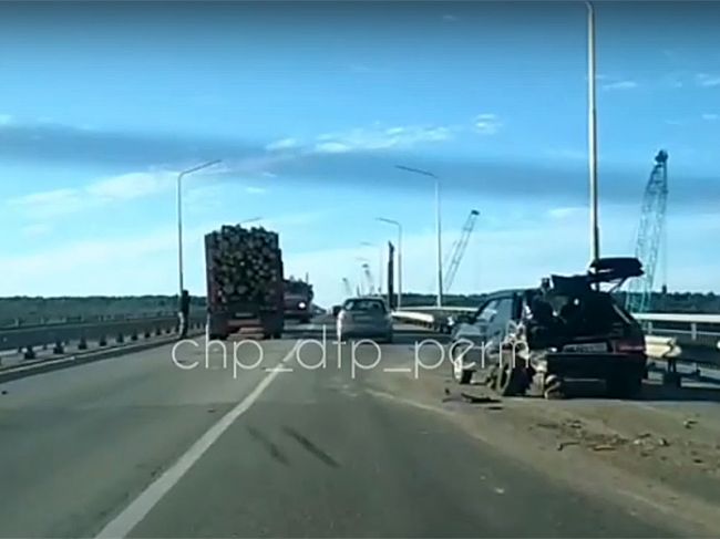 В Перми лесовоз врезался в отечественную легковушку