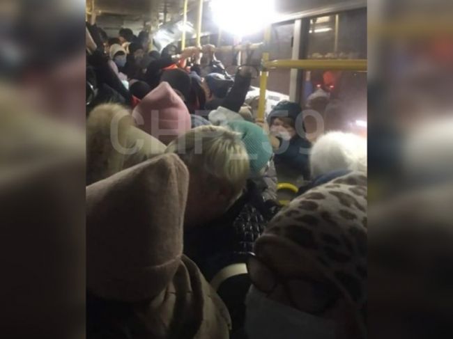 Пермяки жалуются на давку в общественном транспорте