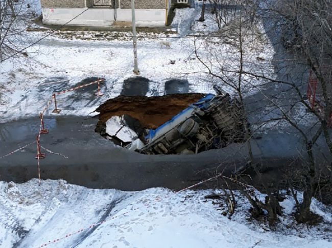 В Закамске мусоровоз провалился под асфальт