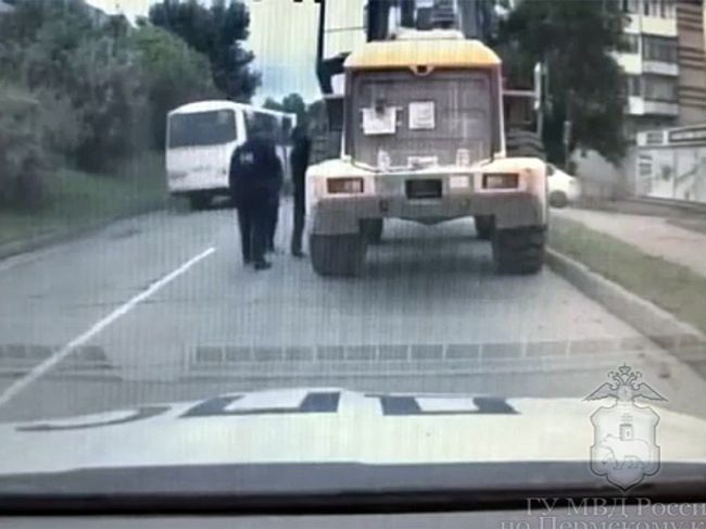 В Пермском крае пьяный мужчина угнал погрузчик и катался по городу