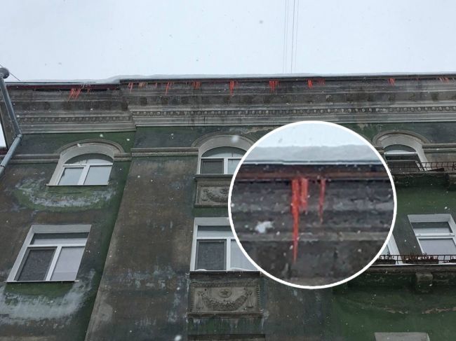 В центре Перми заметили «кровавые» сосули