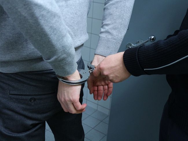 Пьяный мужчина надругался над четырьмя девочками в подъезде многоэтажки