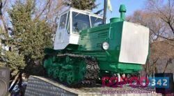 Трактор взобрался на пьедестал почёта в Перми