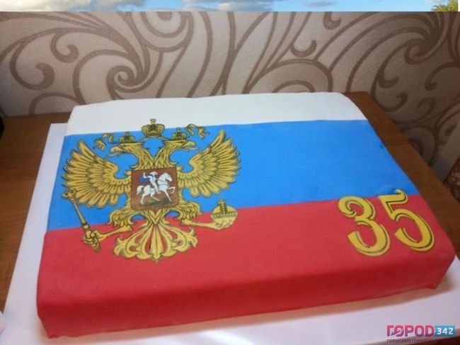 Пермские депутаты съели торт в виде флага РФ