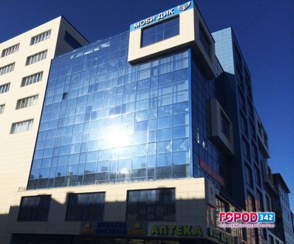 На пермяка с крыши ТЦ упала снежная глыба