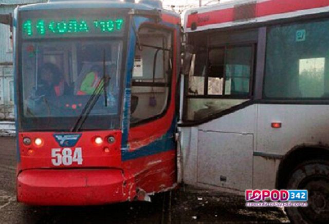 Пермь. Нелегальный автобус врезался в трамвай