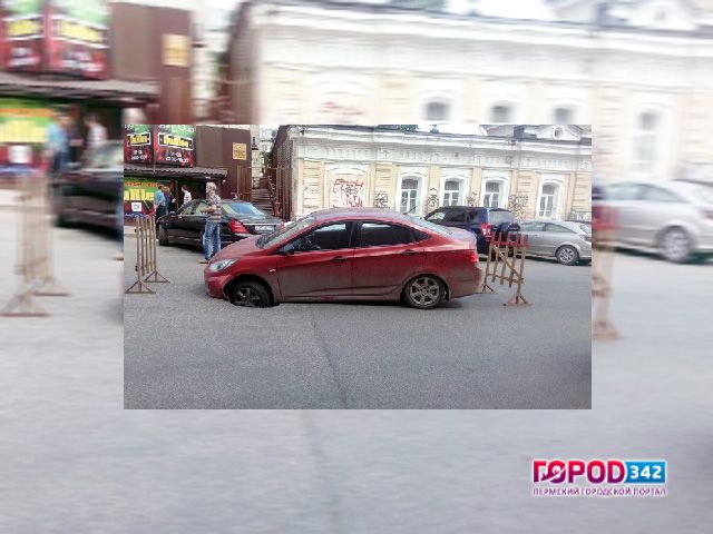 В центре Перми автомобиль попал в ловушку канализационного люка