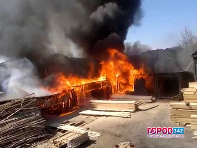 Прикамье. Крупный пожар на пилораме. Эвакуированы 44 человека