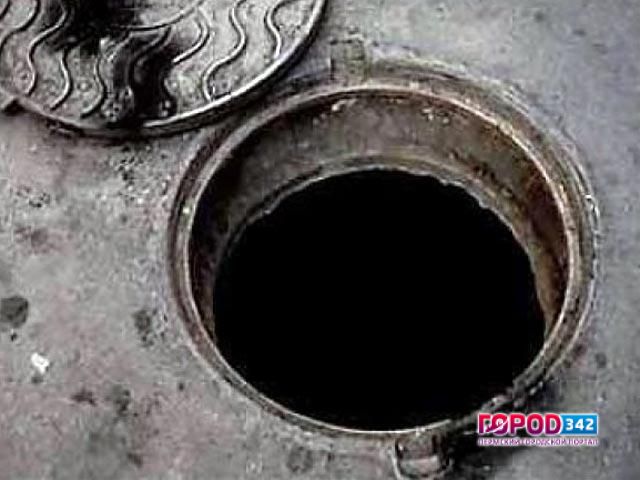 В Перми в открытый люк ребенок провалился в марте. Люк все еще открыт