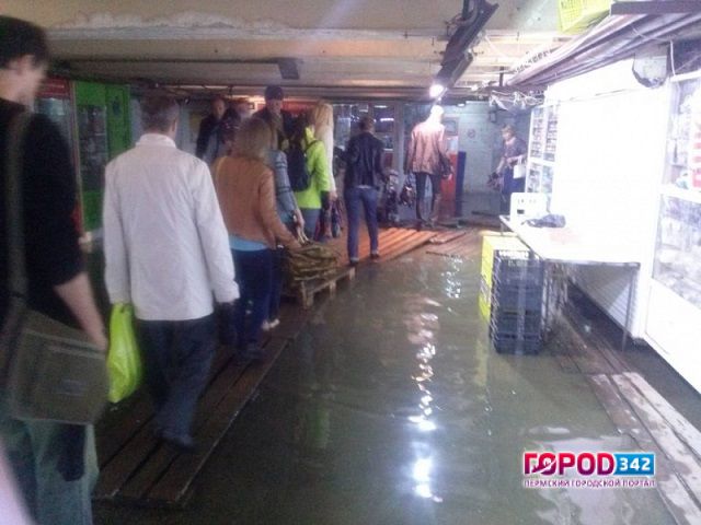 На Центральном рынке затопило подземный переход