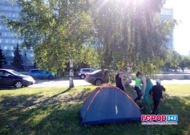 Павел Миков помог семье Мезенцевых, разбивших палатку у Заксобрания Перми