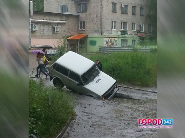 Березники. У разрушающейся дороги появилась первая жертва