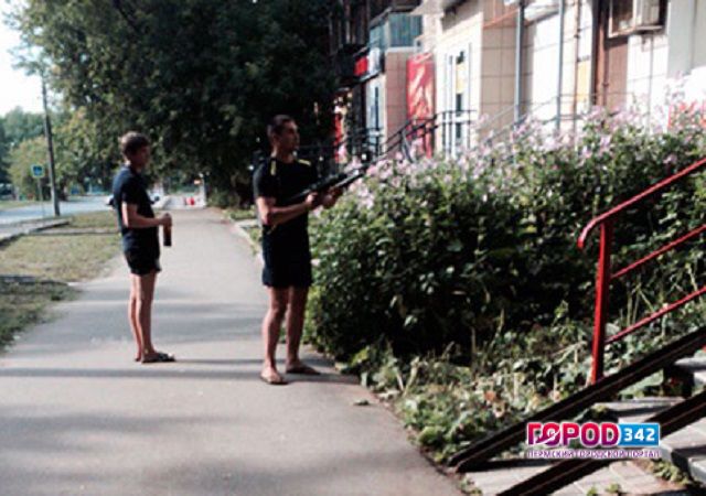 В Индустриальном районе двое пермяков устроили стрельбу по прохожим