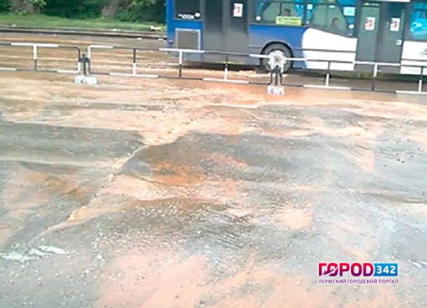 Коммунальная авария привела к затоплению центра Перми