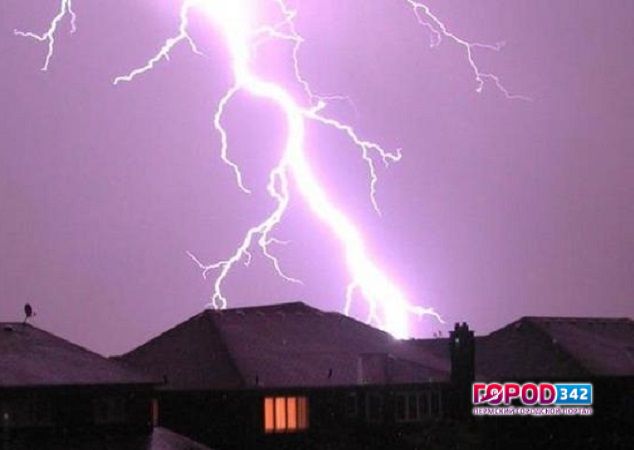 Во время грозы молния попала в крышу и пробила двухметровую дыру