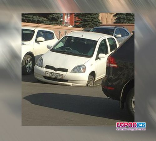 В центре Перми автомобиль провалился в дыру на асфальте