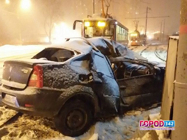 Такси врезалось в столб на трамвайных путях