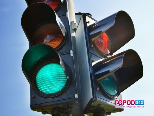 На перекрестке в центре Перми отключили светофор