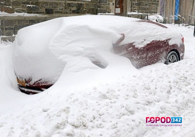 Пермских водителей просят убирать на ночь машины с обочин дорог