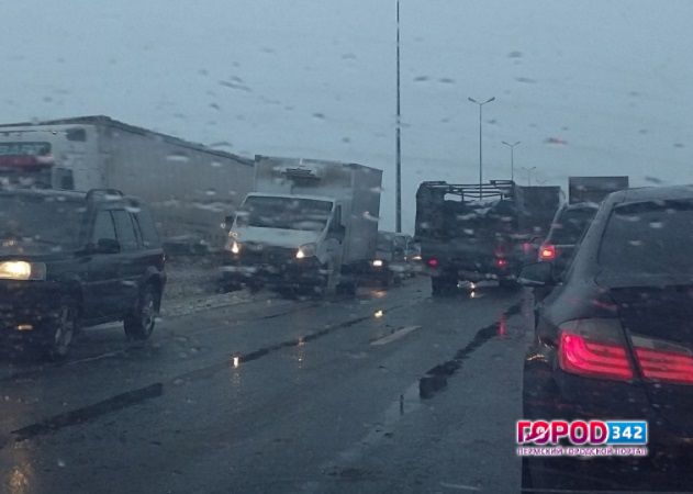 Массовое ДТП парализовало движение транспорта на Западном обходе Перми