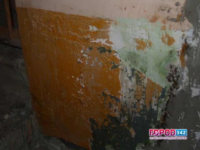 Пермский ЖЭК оштрафовали на 250 тысяч рублей за отсутствие ремонта в подъезде пятиэтажки