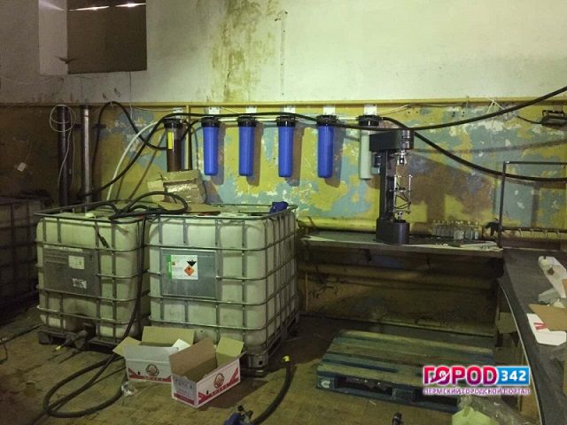 В Губахе пресечена деятельность группы граждан, организовавших изготовление и сбыт алкоголя, выдаваемого за продукцию известных производителей