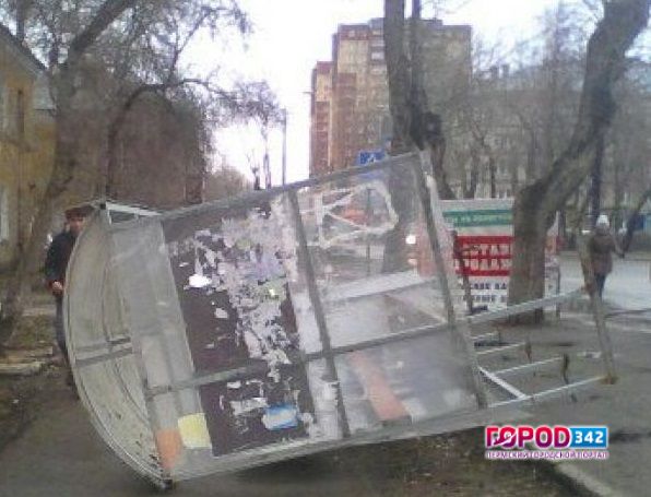 В Перми ветер повалил остановку и светофор