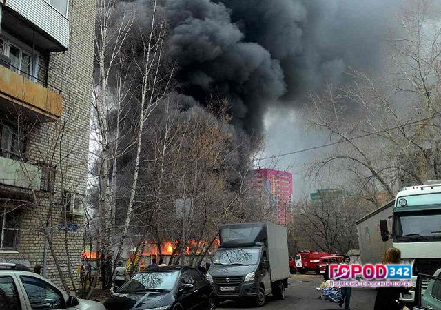 В Перми загорелся ангар с макулатурой. Дымом от пожара заволокло центр города