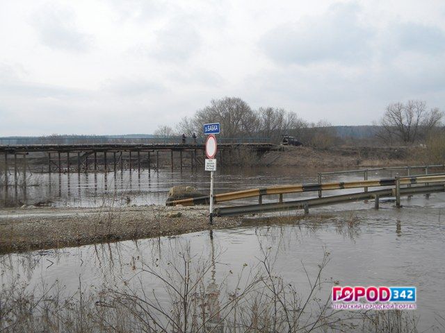 В Кунгурском районе Пермского края из-за паводка подтопило мост