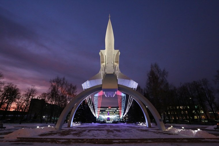 В Перми появился еще один новогодний арт-объект: перед проходными «Пермских моторов» засияла аллея звезд