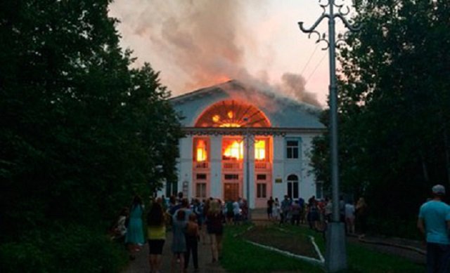 Красновишерск. На тушение пожара в Доме культуры ушло более 4 часов